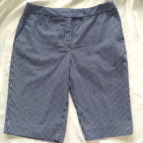 Jones New York Signature Navy White Striped Seersucker Shorts 12” Inseam Sz 6 - Picture 9 of 9